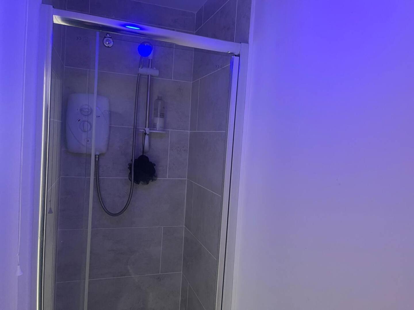 Stylish 1-bed - Sleeps 4 - Parking - Wifi Apartment