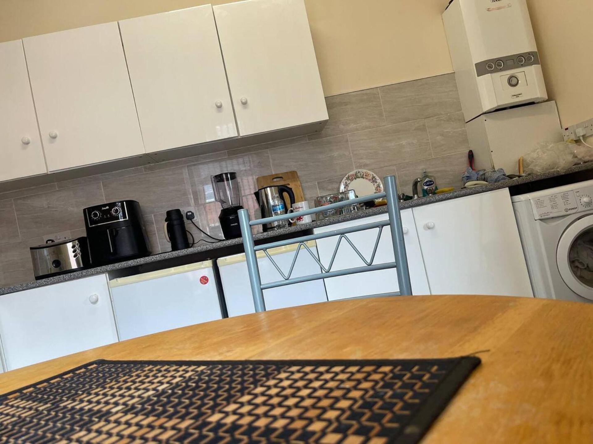 Stylish 1-bed - Sleeps 4 - Parking - Wifi Apartment *